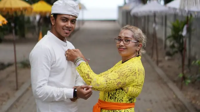 Perenang I Gede Siman Sudartawa bersama ibunya