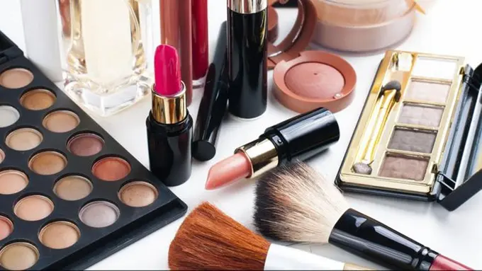 4 Alasan Mengapa Makeup Baru Membuat Kulit Iritasi