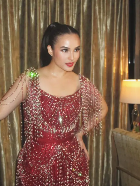 Sementara untuk gaun after party warna merah dan putih, Chelsea Islan mengenakan rancangan Hian Tjen [@archangelachelsea]