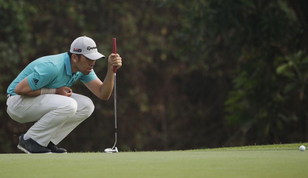 Pegolf mengamati bola saat tampil pada turnamen golf BRI Indonesia Open 2019 di Pondok Indah, Jakarta, Kamis (29/8). Indonesia Open memperebutkan total hadiah 500 ribu US Dollar. (Bola.com/Vitalis Yogi Trisna)
