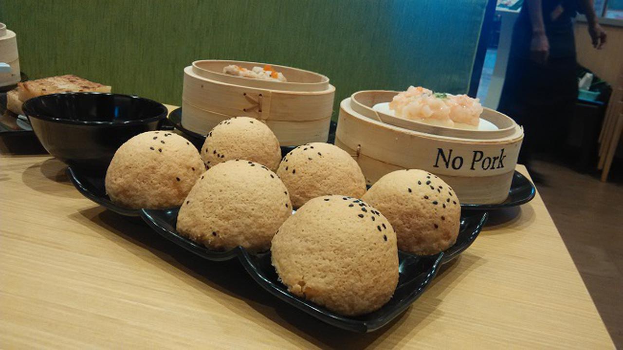 Barberque Chicken Bun merupakan salah satu menu andalan non-pork dari Tim Ho Wan