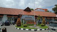 Penampakan bagian depan RSD Gunung Jati Cirebon menutup sementara pelayanan medis dari luar imbas 39 nakes nya terkonfirmasi positif covid-19. Foto (Liputan6.com / Panji Prayitno)