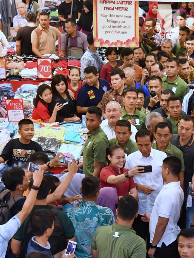 Belanja ke Mal, Jokowi Jadi Rebutan Swafoto Warga Palembang
