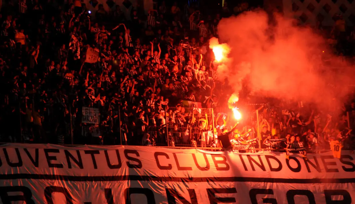 Ribuan suporter klub asal Italia, Juventus, memenuhi tribun Stadion GBK, Jakarta, untuk menyaksikan laga I Bianconeri kontra ISL All Stars, (6/8/2014). (Liputan6.com/Helmi Fithriansyah)