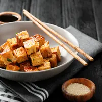 Mengolah tahu./Copyright shutterstock.com/g/nelea33