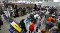 Sejumlah warga mencari barang elektronik saat perayaan Black Friday di toko Best Buy di Overland Park, Kansas, AS (22/11). Black Friday telah menjadi tradisi tahunan yang digelar sehari setelah perayaan Thanksgiving. (AP Photo/Charlie Riedel)