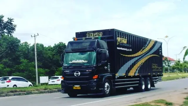 10 Potret Modifikasi Truk Hino yang Sukses Bikin Pangling di Jalan, Semuanya Gagah Banget!