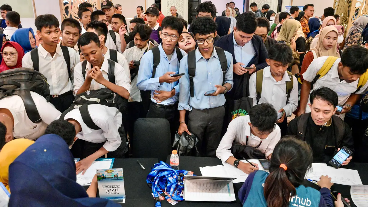Ribuan Pencari Kerja Serbu Bursa Kerja di Kementerian Ketenagakerjaan