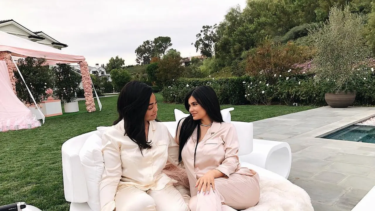 [Bintang] Jordyn Woods - Kylie Jenner