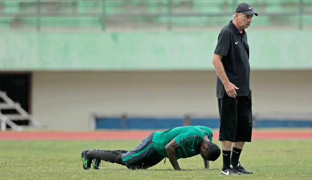 Pemain yang gagal menajalani instruksi dengan benar mesti melakukan push up sebagai hukuman di sesi latihan Timnas Indonesia tersebut (24/9/2016). (Bola.com/Peksi Cahyo)