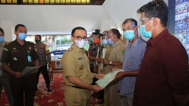Bupati Anas Mulai Bagikan Sertifikat PTSL kepada 10 Ribu Warga Banyuwangi
