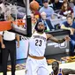 Aksi LeBron James (23) saat berusaha memasukan bola saat bertanding melawan Golden State Warriors pada gim keempat Final NBA 2017 di Quicken Loans Arena, Ohio (9/6). Cavaliers menghajar Golden State Warriors 137-116. (Jason Miller/Getty Images/AFP)