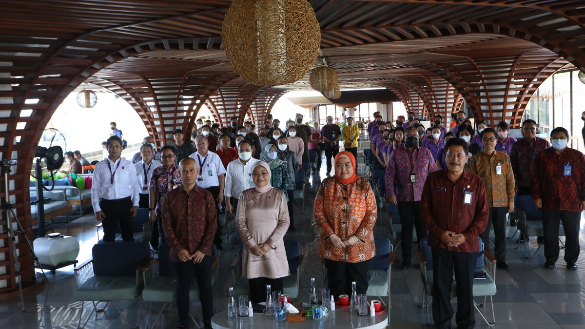 Serahkan BSU ke Pekerja di Bali, Menaker Ida: Pemerintah Selalu Hadir di Situasi Sulit - Vimarsana News