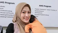 Ini unggahan Alyssa Soebandono pada 22 Mei 2024 lalu tepat saat Baby Lia berusia 1 bulan. Artis berusia 32 tahun ini fokus mengurus dan memberikan ASI eksklusif untuk Baby Lia. Selain itu, Alyssa juga rutin untuk konsultasi tumbuh kembang si kecil. Satu bulan usai melahirkan buah hati ketiganya, paras istri Dude Harlino ini dipuji makin cantik dan memesona. (Liputan6.com/IG/@ichasoebandono)