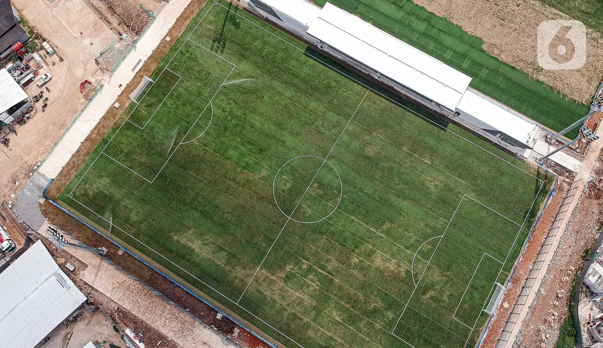 Foto dari udara menunjukkan lapangan latih Jakarta International Stadium (JIS), Jakarta, Senin (28/12/2020). JIS direncanakan mempunyai lapangan utama yang dapat menampung penonton hingga 82 ribu dengan fasilitas berstandar internasional. (Liputan6.com/Faizal Fanani)
