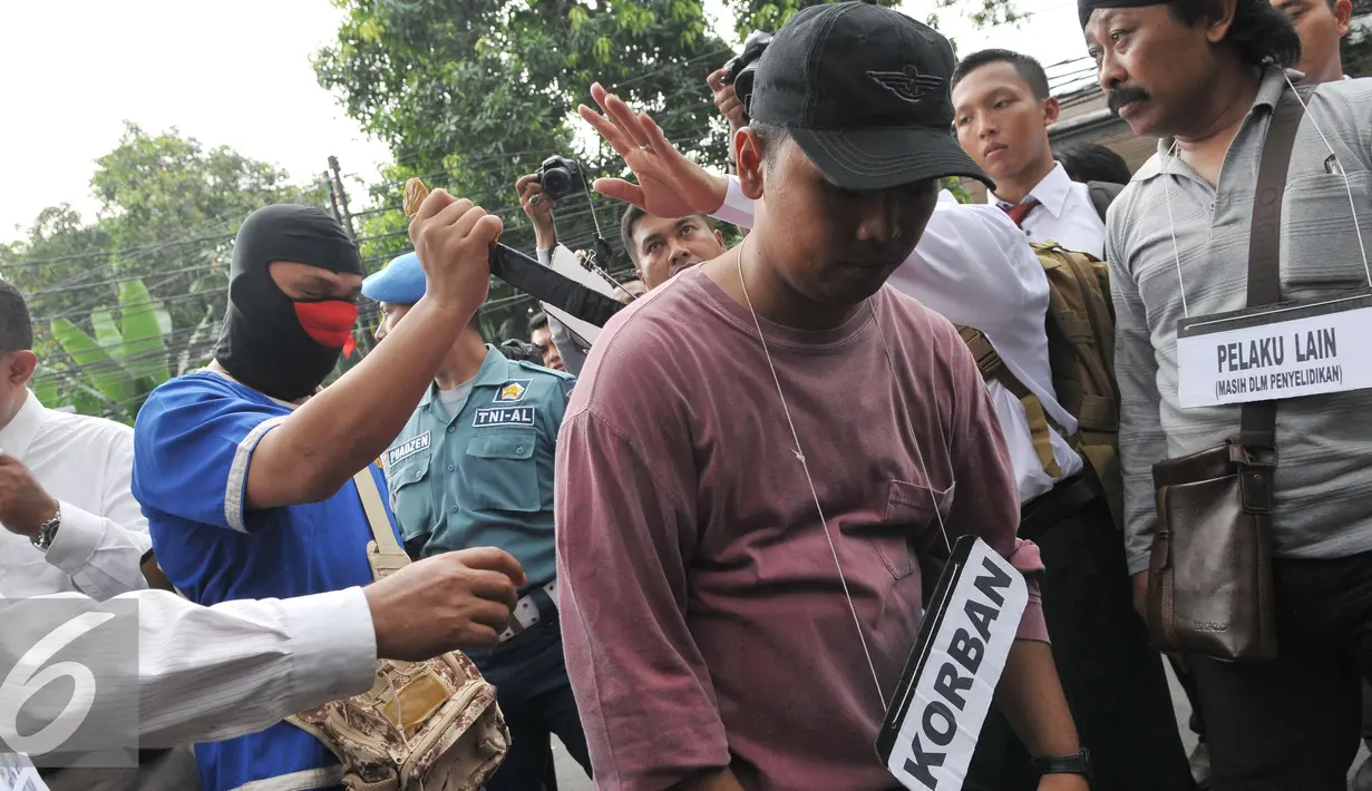 Tersangka JL melakukan reka ulang saat hendak membunuh aktivis Jopi Peranginangin, Kemang, Jakarta, Kamis (11/06/2015). Proses rekonstruksi tersebut terdiri dari 31 reka adegan yang diperankan oleh tersangka dan saksi-saksi. (Liputan6.com/Andrian M Tunay)