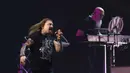 Vokalis band Dream Theater James LaBrie (kiri) saat tampil pada Konser "An Evening With Dream Theater - 40th Anniversary Tour" di Beach City International Stadium, Jakarta, Sabtu 7 Februari 2026. (Kapanlagi.com/Budy Santoso)