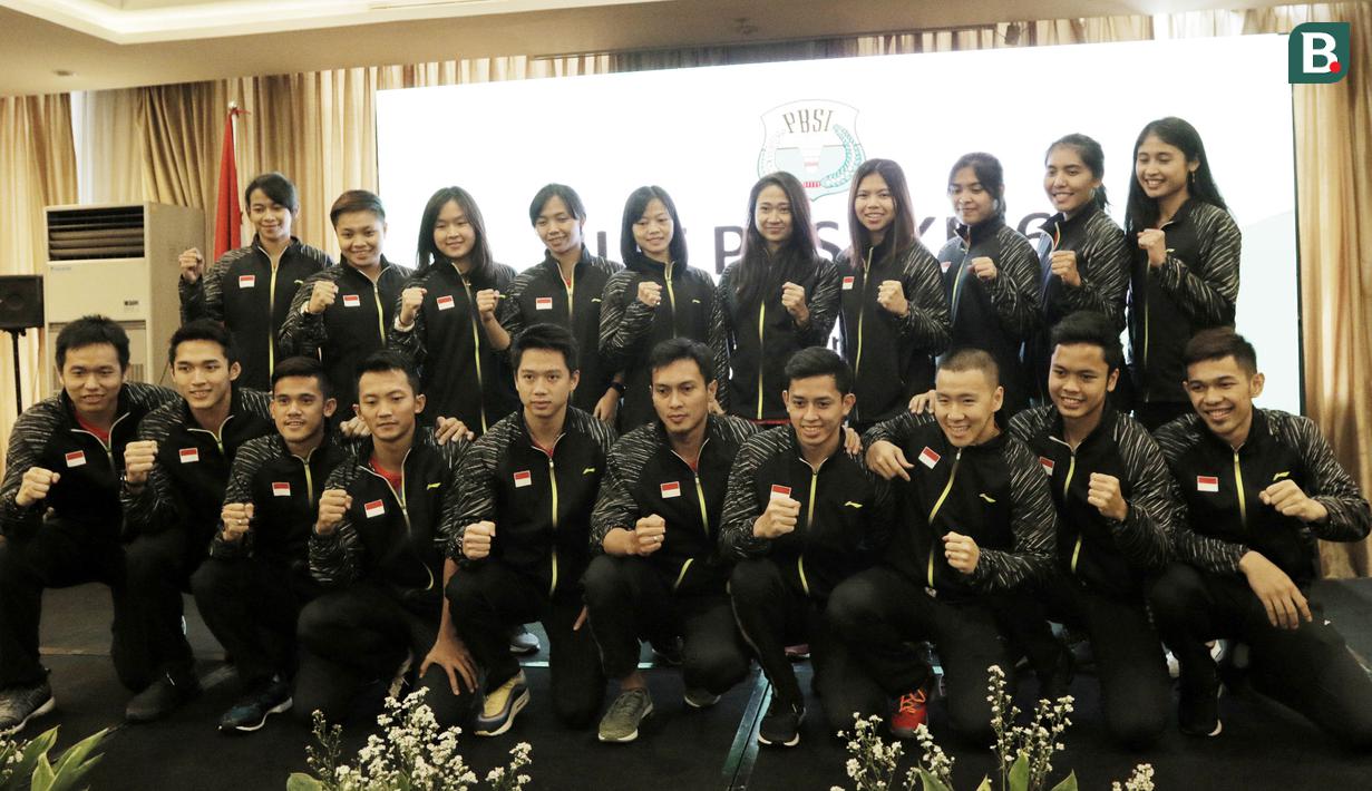 Tim Piala Thomas dan Uber Indonesia foto bersama saat acara pelepasan di Hotel Atlet Century, Senayan, Selasa (8/5/2018). Acara pelepasan tersebut sekaligus merayakan ulang tahun PBSI ke 67. (Bola.com/M Iqbal Ichsan)