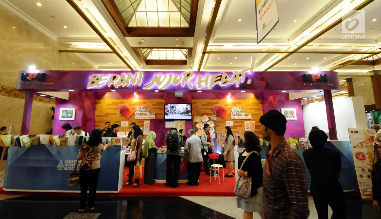 Pengunjung melintasi stand KPK pada pameran Indonesia International Book Fair (IIBF) 2017 di Jakarta, Jumat (8/9). KPK menampilkan stand yang mengedukasi masyarakat tentang antikorupsi. (Liputan6.com/Helmi Fithriansyah)
