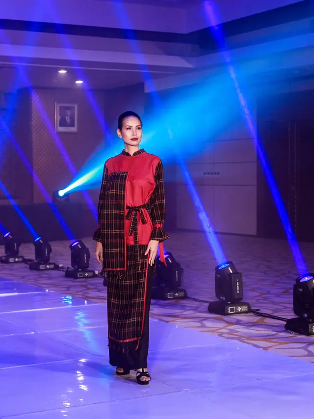 Lewat Bootcamp Fashion, Desainer Wignyo Rahadi Melatih Santri Mengembangkan Usaha Fashion dan Konveksi Berbasis Pesantren.