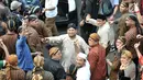 Pasangan capres dan cawapres Prabowo Subianto-Sandiaga Uno menyapa pendukungnya dengan salam dua jari saat mengikuti pawai Deklarasi Kampanye Damai di Monas, Minggu (23/9). (Merdeka.com/Iqbal Nugroho)