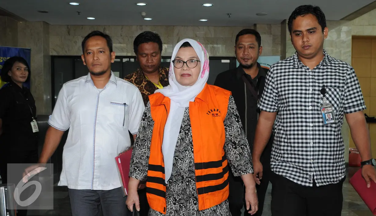 Siti Fadilah Supari usai diperiksa KPK terkait korupsi proyek pengadaan alat kesehatan untuk kebutuhan pusat penanggulangan krisis Departemen Kesehatan dari dana DIPA (Daftar Isian Pelaksanaan Anggaran), Jakarta, Rabu (16/11). (Liputan6.com/Helmi Afandi)