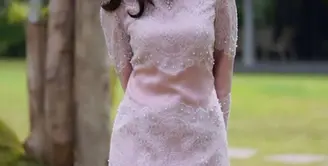 Tak berbeda jauh dari Ashanty dan Arsy, Sarah juga mengenakan kerudung di momen tersebut.