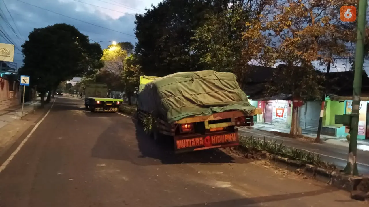 Nampak truk bermuatan semen menabrak tembok pembatas di simpang empat cungking Banyuwangi (Hermawan Arifianto/Liputan6.com)