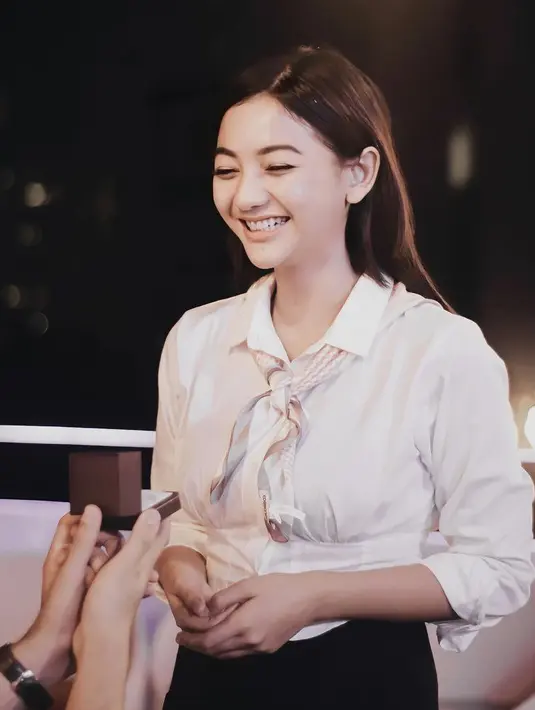 <p>Bahkan riasan wajahnya pun tak berlebihan, ia hanya nampak mengenakan lipstik nude. Dan rambut panjangnya dibiarkan terurai. @glencachysaraofficial</p>