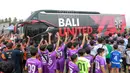 Sejumlah pemain SSB melambaikan tangan ke arah bus yang berisi pemain Bali United usai acara penyerahan bola ke 70 SSB se-bali. (Bola.com/ M Iqbal Ichsan)
