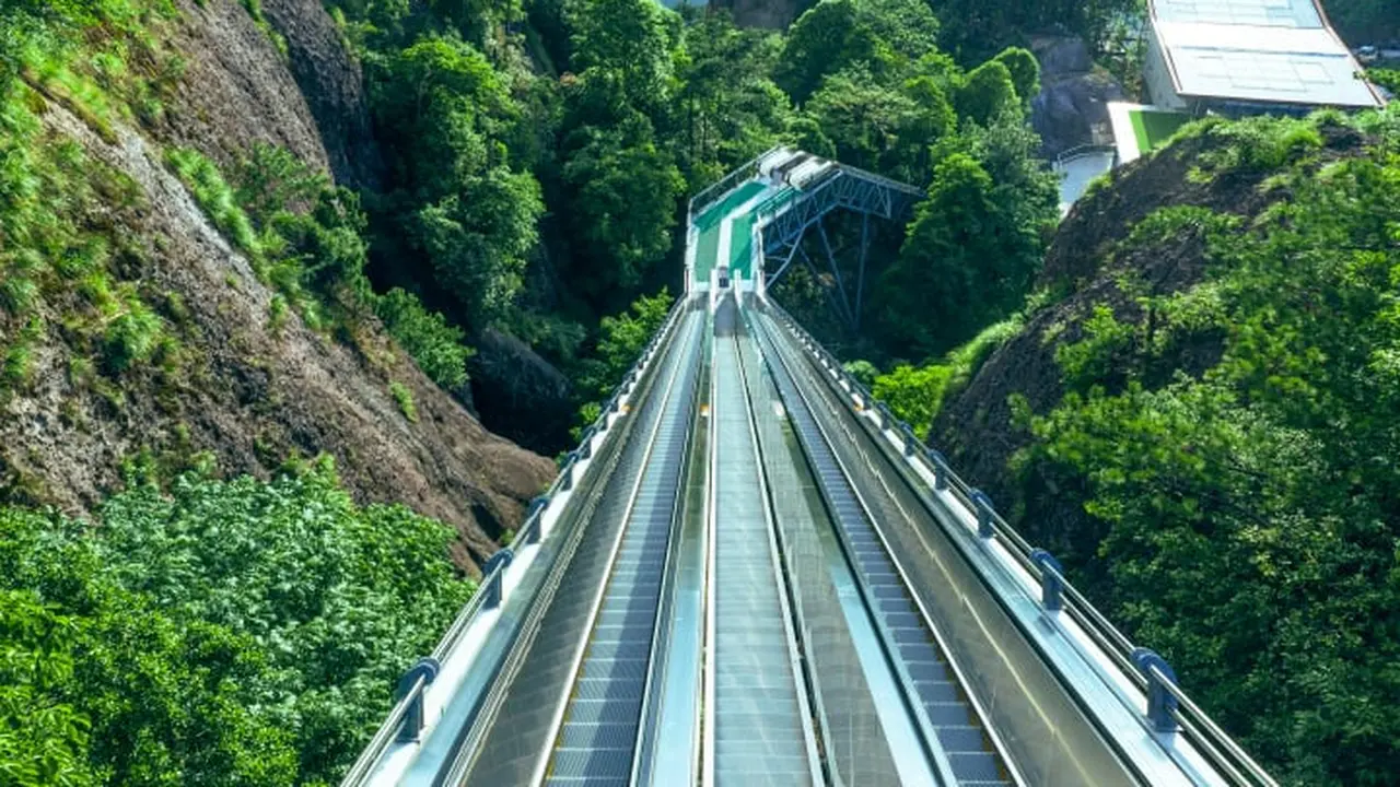 Resor Pegunungan Pasang Puluhan Eskalator, Pengalaman Mendaki Tanpa Rasa Sakit