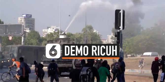 VIDEO: Ricuh, Demonstran Nekat Pukul Mobil Water Cannon Polisi