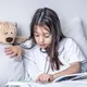 Ritual bedtime intention adalah bagian dari bedtime routine, yaitu serangkaian aktivitas yang dilakukan secara konsisten dengan urutan yang hampir sama setiap malam sebelum anak tidu[Dok/freepik.com/pvproduction]