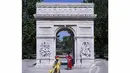Miniatur Arc de Triomphe Paris juga ada di Beijing World Park (AFP Photo/STR)