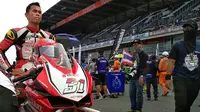 Pebalap Astra Honda Racing Team, Gerry Salim, bersiap jelang balapan ARRC 2017 di Sirkuit Buriram, Thailand, Sabtu (2/12/2017). Gerry Salim menjadi rider Indonesia pertama yang menjuarai ARRC kelas Asia Production 250. (Bola.com/Muhammad Wirawan)