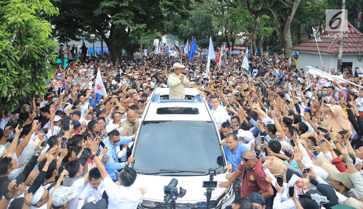 Calon presiden nomor urut 02 Prabowo Subianto menyapa pendukungnya saat menghadiri kampanye akbar di Lapangan Benteng Kuto Besak, Palembang, Rabu (9/4). Kehadiran Prabowo disambut ribuan masyarakat dari kalangan emak-emak dan anak muda. (Liputan6.com/Pool/Media Prabowo Sandi)