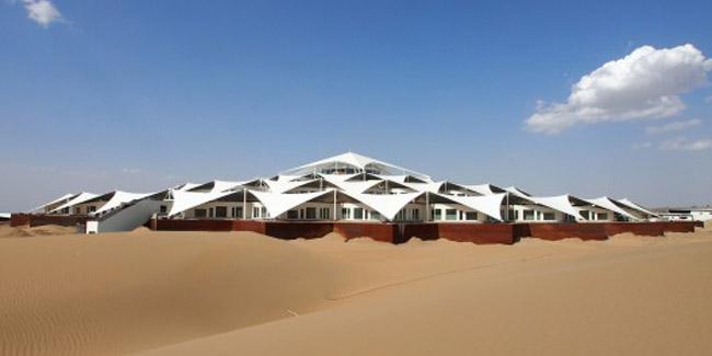 Desert Lotus Hotel dari kejauhan | (c) amusingplanet.com