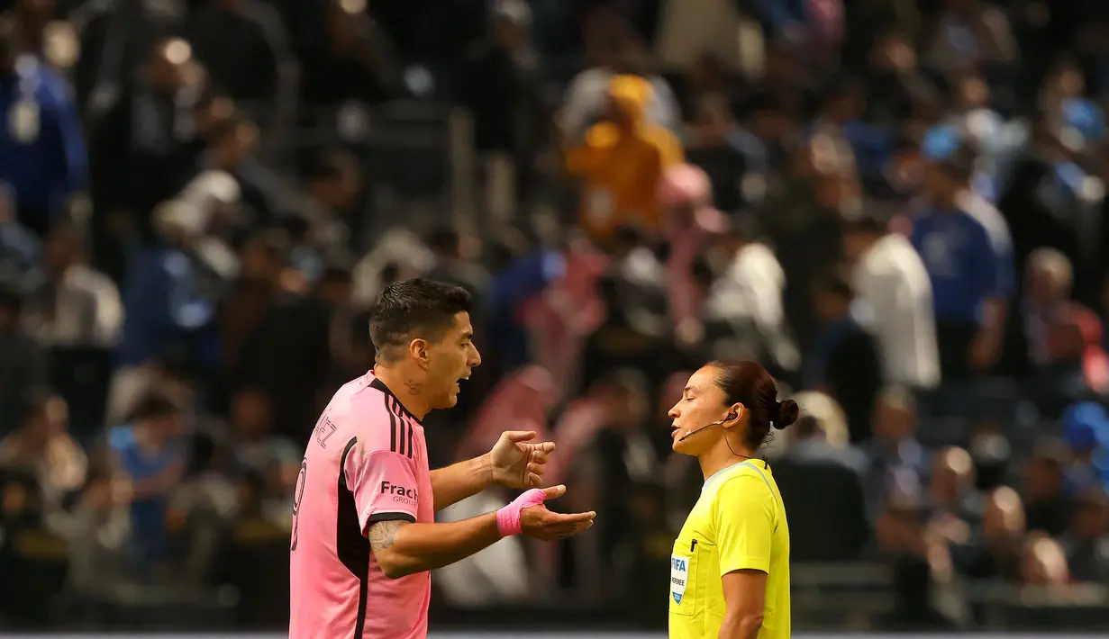 Pemain Inter Miami, Luis Suarez (kiri) memprotes keputusan wasit pada laga persahabatan melawan Al-Hilal yang berlangsung di Kingdom Arena Stadium, Riyadh, Arab Saudi, Selasa (30/01/2024) WIB. Gol Suarez sempat tidak disahkan oleh wasit karena dianggap offside. (AFP/Fayez Nureldine)