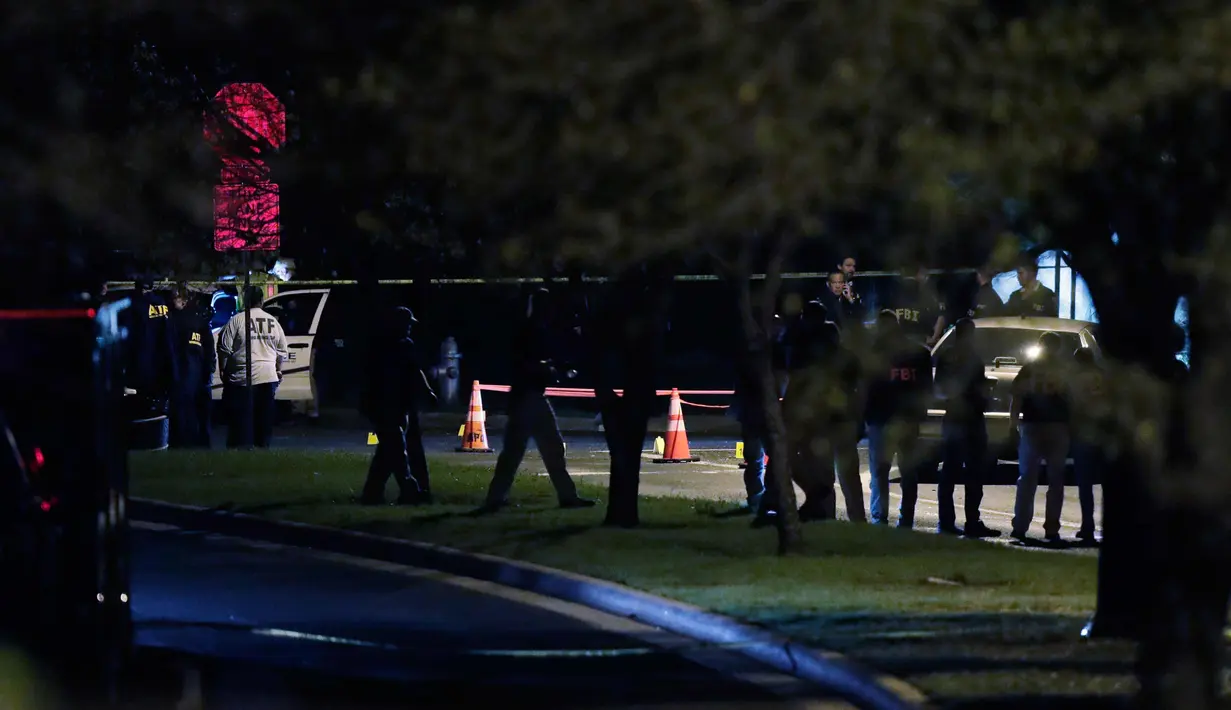 Petugas menyelidiki di dekat daerah ledakan Minggu malam  di Austin, Texas (18/3). Sedikitnya dua orang terluka akibat insiden ini setelah beberapa hari tiga bom paket membunuh dua orang di kota yang sama pada awal bulan ini. (AP Photo/Eric Gay)