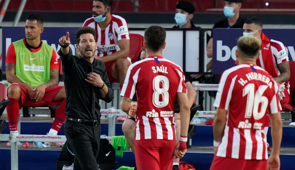 Pelatih Atletico Madrid, Diego Simeone, memberikan arahan kepada anak asuhnya saat melawan Levante pada laga La Liga di Stadion Camilo Cano, Selasa (23/6/2020). Atletico Madrid menang 1-0 atas Levante. (AFP/Jose Jordan)