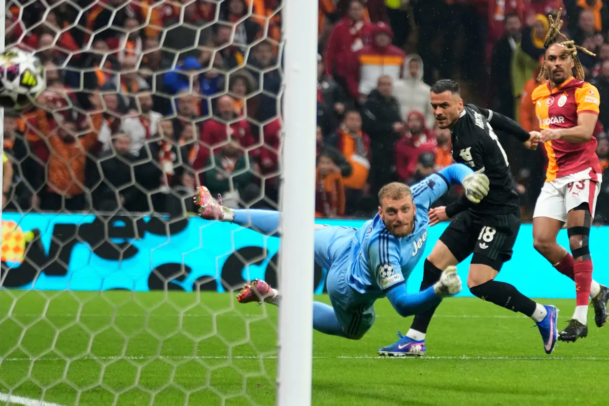 Pemain Galatasaray Sacha Boey (kanan) mencetak gol kelima timnya pada laga leg pertama play-off Liga Champions antara Galatasaray vs Juventus