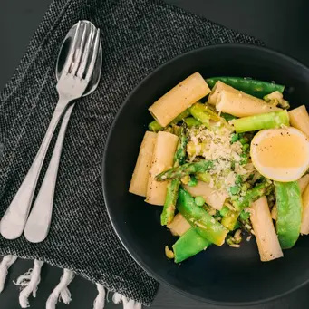 Sarapan yang tepat di pagi hari bisa membantu menstabilkan energi, memperbaiki suasana hati, dan mencegah lonjakan hormon stres yang sering memperburuk gejala PCOS. (foto/dok: freepik/wirestock)