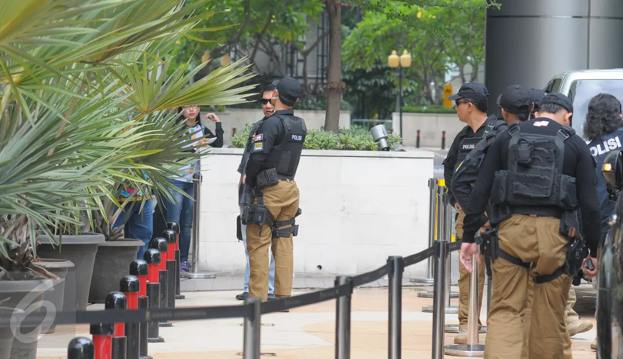 Sejumlah petugas kepolisian melakukan penjagaan selama proses rekonstruksi ulang pembunuhan Wayan Mirna Salihin di Kafe Olivier Grand Indonesia, Jakarta, (7/2).Selama proses rekonstruksi lokasi dijaga ketat oleh petugas. (Liputan6.com/Herman Zakharia)