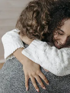 Sahabat Fimela, kebiasaan memulai hari dengan pelukan hangat bukan sekadar gestur sederhana, tetapi juga dapat membantu meningkatkan kesejahteraan emosional, meredakan stres, sekaligus mempererat kedekatan dengan orang terkasih. (Sumber: Pexels).