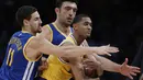 Los Angeles Lakers, Jordan Clarkson (kanan) dihadang para pemain Warriors pada laga NBA basketball game di Los Angeles, (4/11/2016).  (AP /Alex Gallardo)