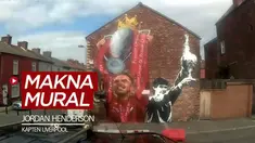Berita video seniman bernama Paul Curtis menjelaskan makna mural Jordan Henderson mengangkat trofi juara Liga Inggris di sebuah area di Liverpool.