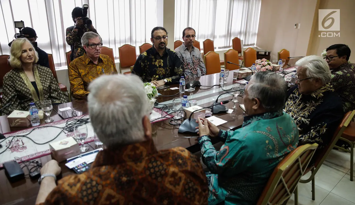Sejumlah tamu kehormatan dari Amerika menemui Utusan Khusus Presiden untuk Dialog dan Kerja Sama Antar-agama dan Peradapan (UKP-DKAAP) Din Syamsuddin di Jakarta, Selasa (28/11). Pancasila disinggung dalam pembicaraan itu. (Liputan6.com/Faizal Fanani)