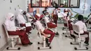 Sejumlah murid duduk menunggu saat observasi usai menjalani vaksinasi COVID-19 di SDN Cempaka Putih Timur 03 Pagi, Jakarta, Selasa (14/12/2021). Pemerintah mulai melakukan vaksinasi COVID-19 kepada anak usia 6-11 tahun. (merdeka.com/Iqbal S. Nugroho)