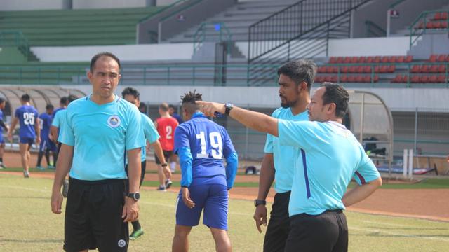 Pelatih Kepala Sulut United Ricky Nelson memberikan instruksi kepada dua asisten pelatih Leo Soputan dan Purwanto di Stadion Klabat Manado, beberapa waktu lalu.