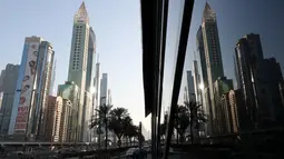 Hotel Gevora (kiri) yang memiliki 75 lantai dengan tinggi bangunan mencapai 356 meter di Sheikh Zayed Road, Dubai, Minggu (11/2). Gevora Hotel lebih besar tiga kali lipat dari Big Ben London dan 56 meter lebih tinggi dari Menara Eiffel. (KARIM SAHIB/AFP)